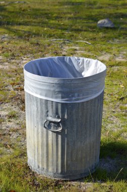 Parktaki çöp kutusu..