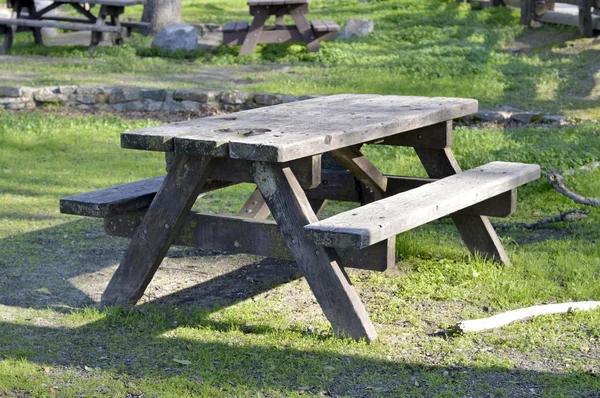 Picknicktisch aus Holz. — Stockfoto