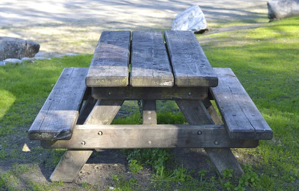 Mesa de piquenique de madeira . — Fotografia de Stock