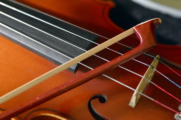 Drewniany instrument muzyczny skrzypce. — Zdjęcie stockowe