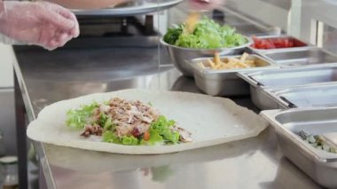 Şef Shawarma yapar