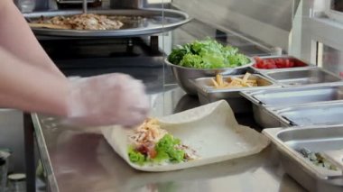 Şef Shawarma yapar