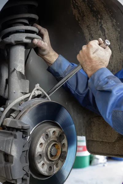 Mechanic corrigeert remmen — Stockfoto