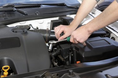Başlık altında çalışan makinist