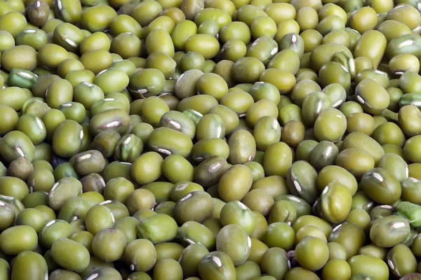 Tas de lentilles de haricot mungo vert crues biologiques regroupées pour former un fond — Photo