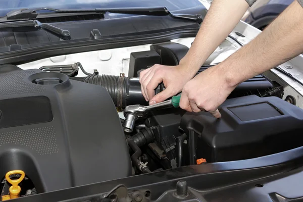 Mechanic werken onder de motorkap — Stockfoto