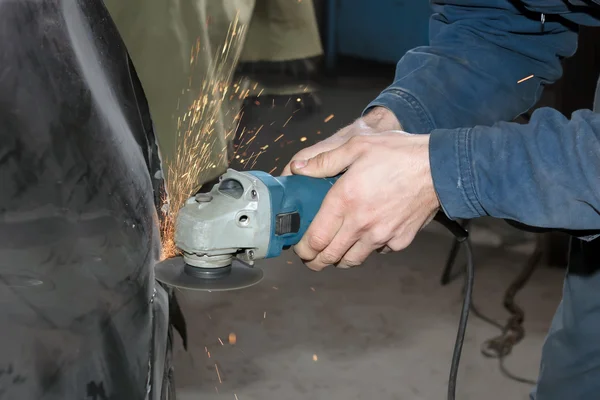 Reparación de carrocería de coche profesional, soldadura de molienda . — Foto de Stock