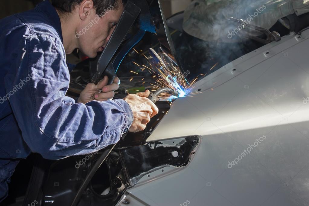 Hombre un auto de la soldadura — Foto de stock © ignatius #94102602