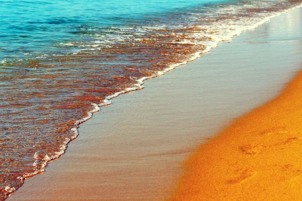 Fotavtryck på den våta sanden på stranden — Stockfoto