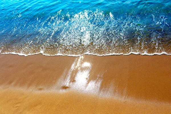 Vågen av havet på sandstranden — Stockfoto