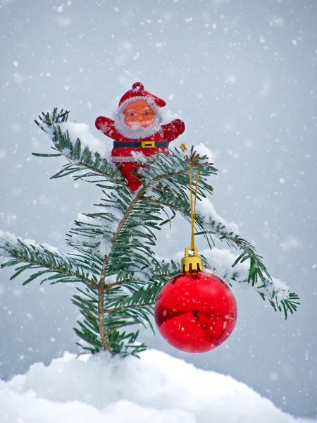 Merry Christmas ansichtkaart met Santa Claus in de sneeuw — Stockfoto