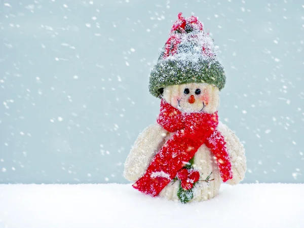 Feliz postal de Natal com um boneco de neve na neve — Fotografia de Stock