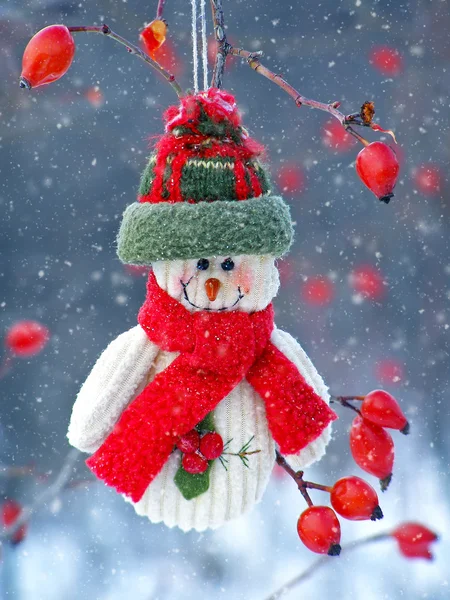 Joyeux Noël carte postale avec un bonhomme de neige dans la neige — Photo