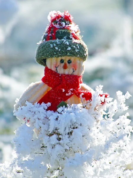 Feliz Navidad postal con un muñeco de nieve en la nieve —  Fotos de Stock