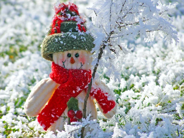 Feliz Navidad postal con un muñeco de nieve en la nieve —  Fotos de Stock