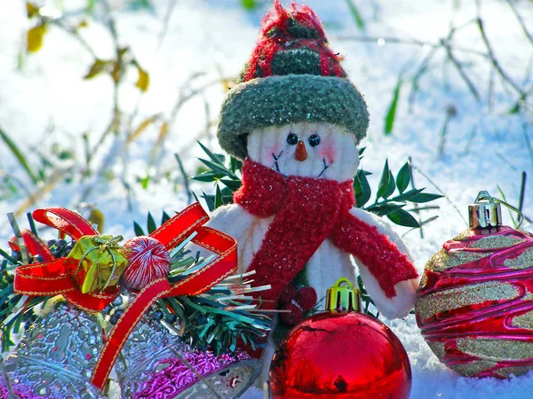 Joyeux Noël carte postale avec un bonhomme de neige dans la neige — Photo