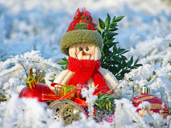 Joyeux Noël carte postale avec un bonhomme de neige dans la neige — Photo