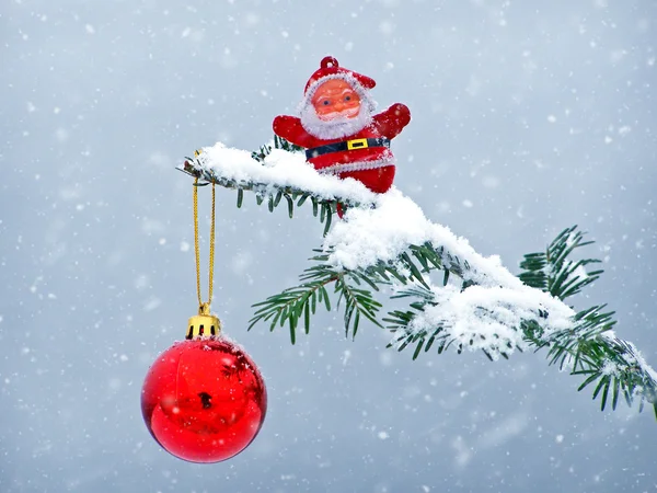 Merry Christmas ansichtkaart met Santa Claus in de sneeuw — Stockfoto
