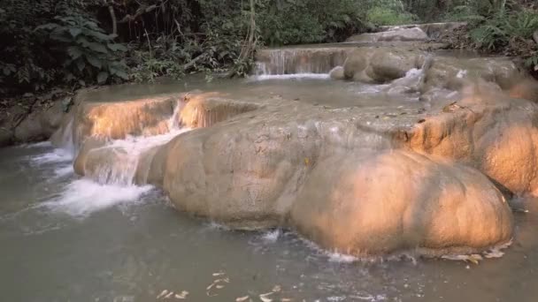 自然のままのジャングルでは、タイの滝 — ストック動画