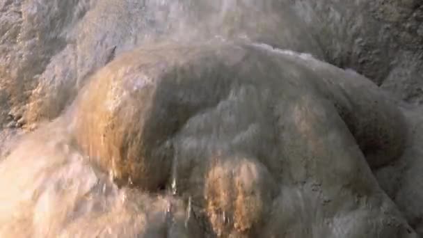 Wasserfall im unberührten Dschungel — Stockvideo