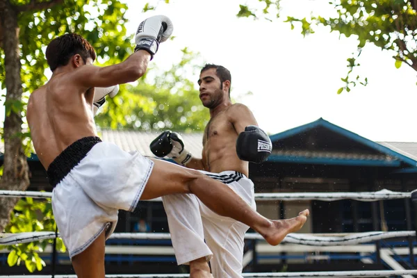 Luta de prisão, competição muay thai — Fotografia de Stock