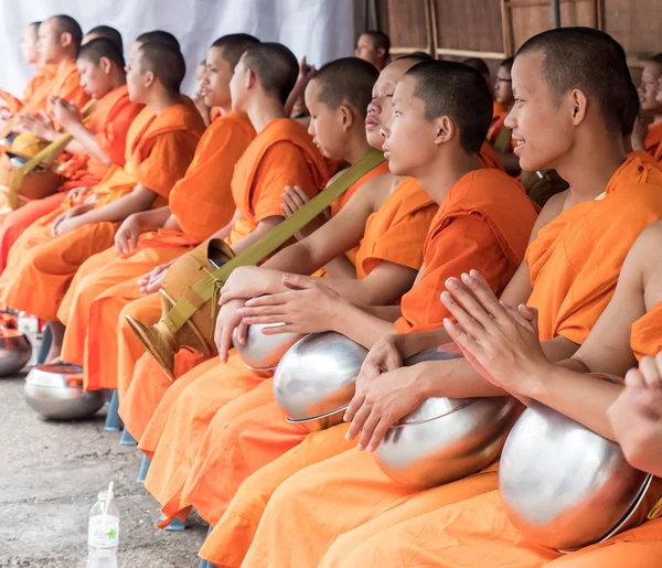 Mniši na almužnu obřadu v Thajsku — Stock fotografie