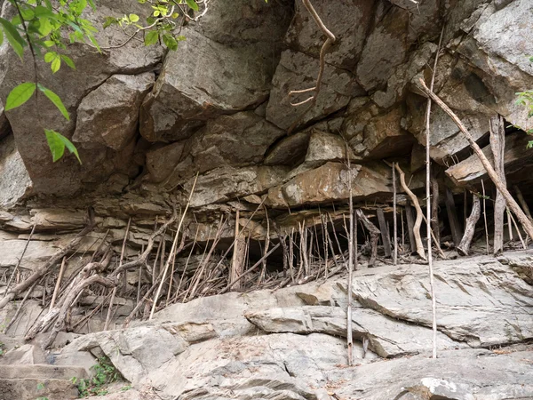 Felsen am mae sa wasserfall in thailand — Stockfoto