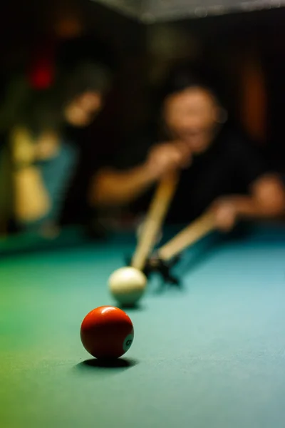 Gente jugando billar en un bar — Foto de Stock