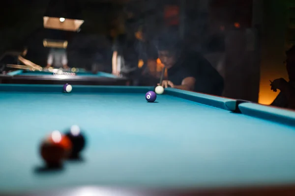 Pessoas jogando bilhar em um bar — Fotografia de Stock