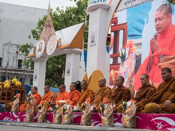 Munkar på allmosor ceremoni i Thailand — Stockfoto