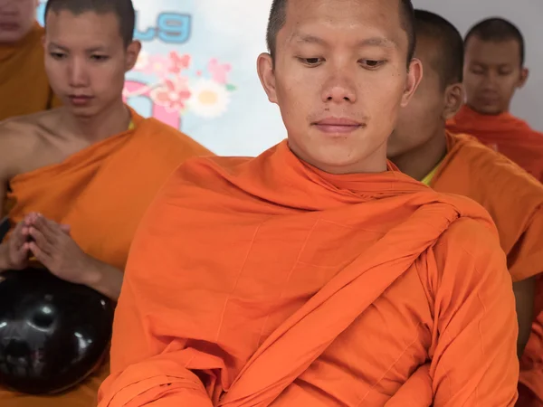 Munkar på allmosor ceremoni i Thailand — Stockfoto