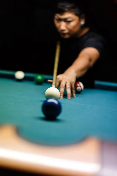 Pessoas jogando bilhar em um bar — Fotografia de Stock