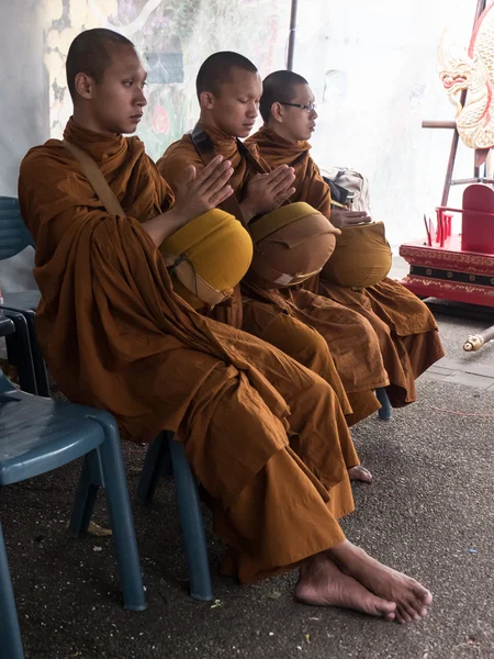 Monjes en ceremonia de la limosna en Tailandia — Foto de Stock