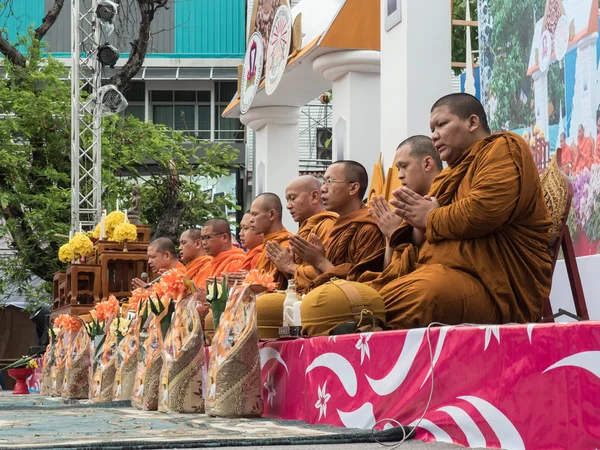 Monjes en ceremonia de la limosna en Tailandia Imagen de archivo