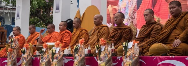 Monjes en ceremonia de la limosna en Tailandia Fotos de stock libres de derechos