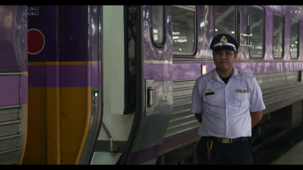 Oficial de trenes en la estación de tren Hua Lamphong — Vídeos de Stock