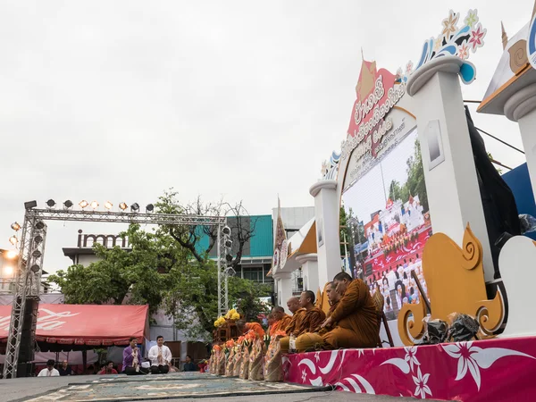 Munkar på allmosor ceremoni i Thailand — Stockfoto