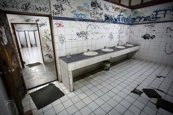 城市贫民区厕所 — 图库照片