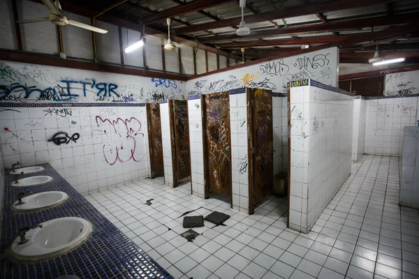 Urban ghetto restroom — Stock Photo, Image