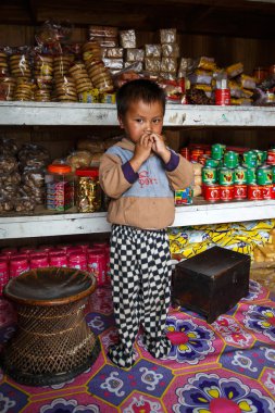 sevimli genç Birmanya çocuk mağaza