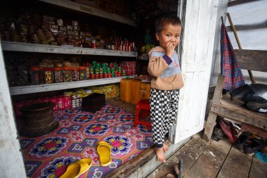 sevimli genç Birmanya çocuk mağaza
