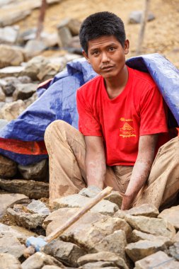 inşaatta çalışıyorum myanmar barajda