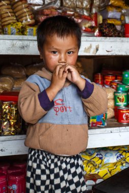 sevimli genç Birmanya çocuk mağaza