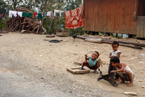 孩子们玩在缅甸的一个村庄的街道 — 图库照片