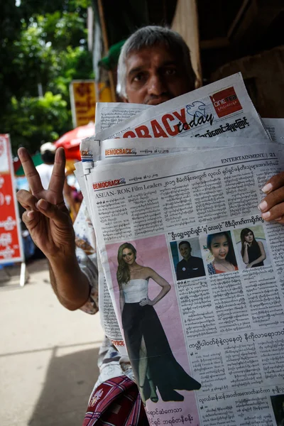 Pouliční život ve městě yangon — Stock fotografie