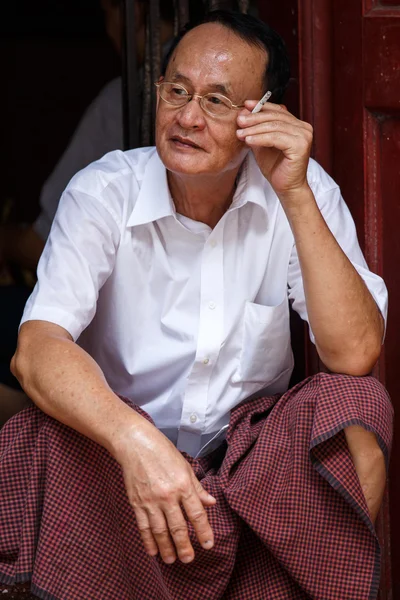 Pouliční život ve městě yangon — Stock fotografie