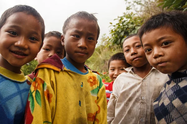 Kinderen spelen in de straat in Myanmar — Stockfoto