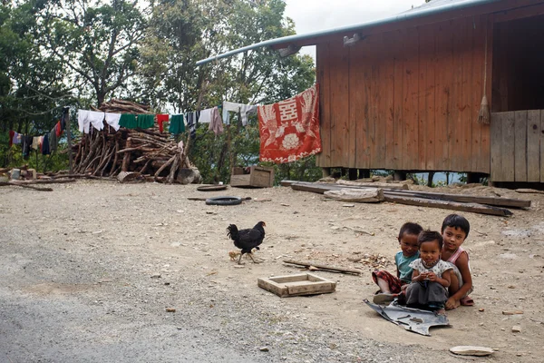 Kinderen spelen in de straat van een dorpje in Myanmar — Stockfoto