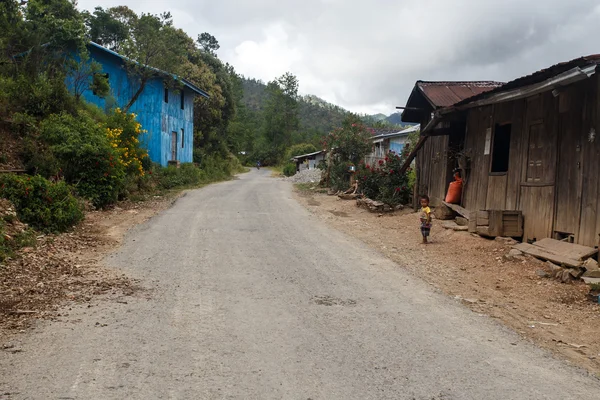 Bir köyün Myanmar sokakta çocuk oyun — Stok fotoğraf