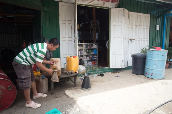 Заправка бензина в Мьянме — стоковое фото